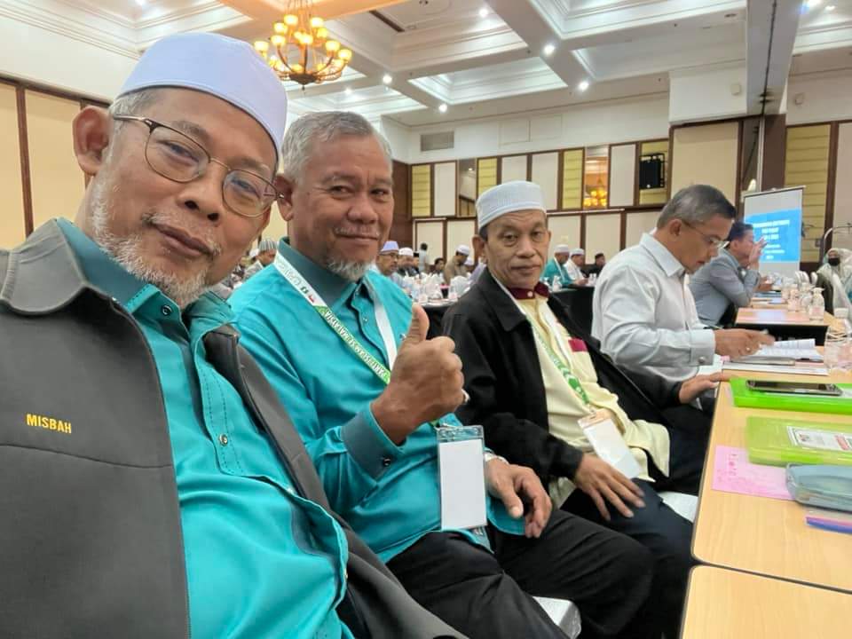 Alhamdulillah selesai sudah pemukiman AJK PAS Pusat dan Ahli Parlimen PAS di Kuala Terengganu sejak Jumaat lagi. 

#ustazmisbah #misbahulmunir #paritbuntar #MPparitbuntar