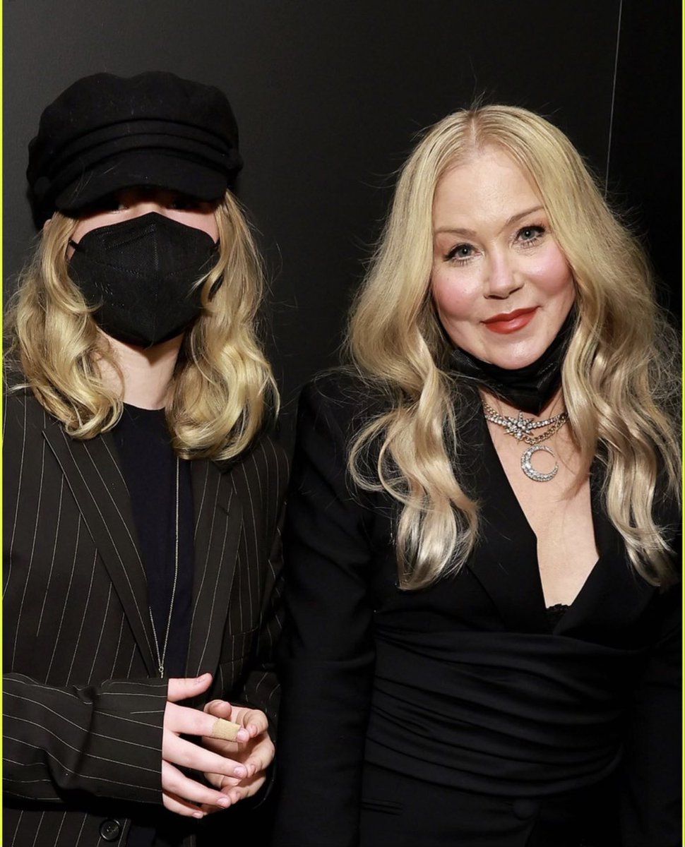 christina applegate tweet media