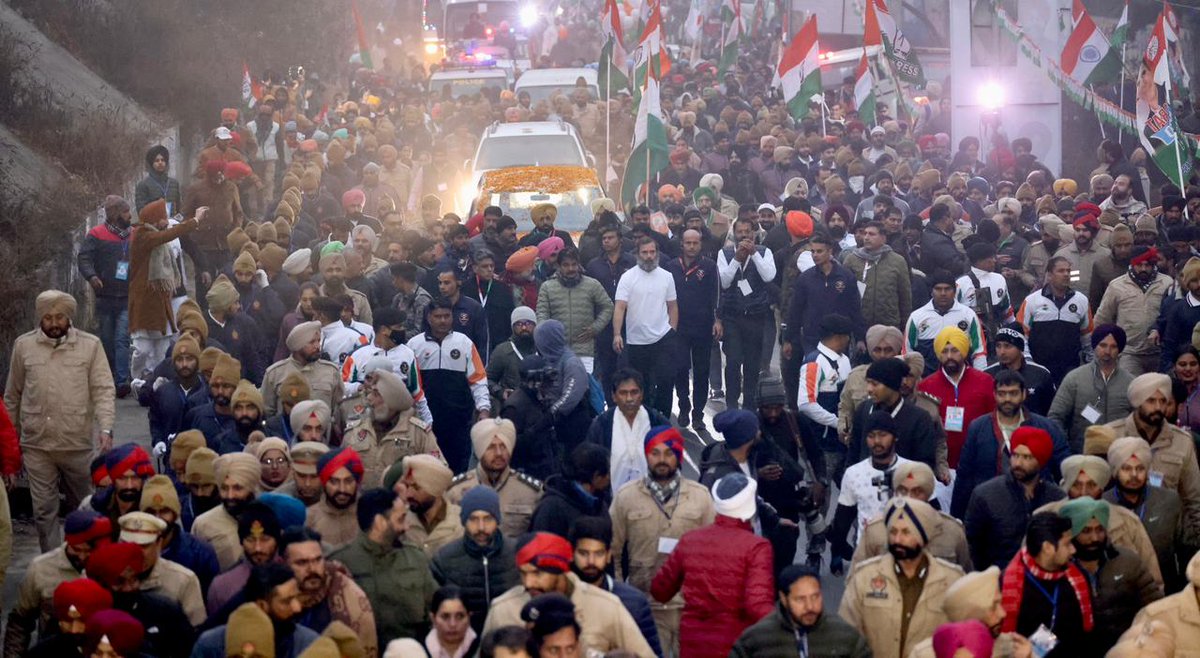 MdFujailAhmed's tweet photo. With each step taken in the historic #BharatJodoYatra the enthusiasm of the crowd grows manifold.

Each and every step is a revolutionary &amp; definitive step for a better united India.

#Punjab and Punjabiyat are also walking forward on foot in support of this #BharatJodo Yatra. https://t.co/Soqapsoawr