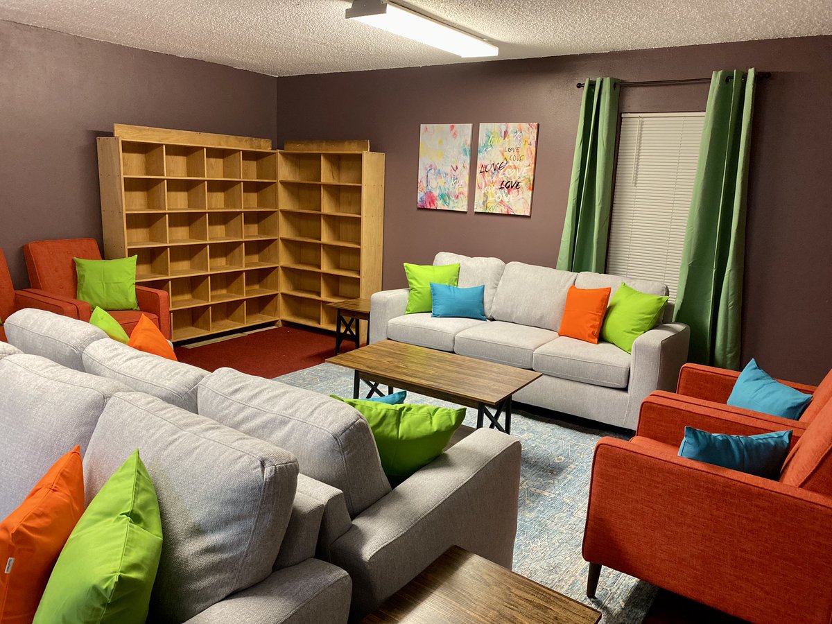 TheCircleCenter's tweet photo. #dropincenter 
We are calling this the ‘Speak Easy’ at the Drop-In Center.

A great space, one of many, where youth can visit, read a book, have quiet time, or a great conversation.

https://t.co/PlyGbHmVCj https://t.co/TvcDt29GIy