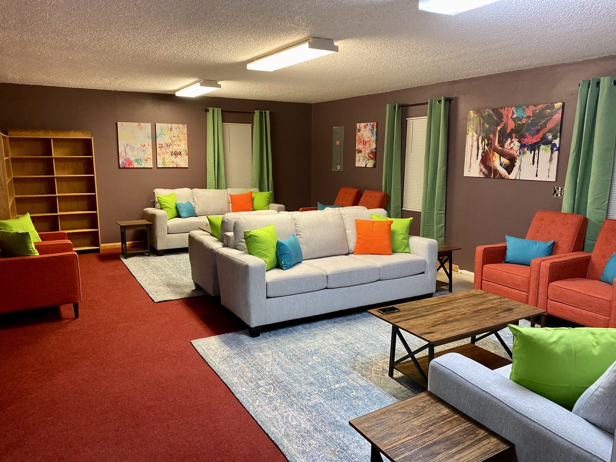 TheCircleCenter's tweet photo. #dropincenter 
We are calling this the ‘Speak Easy’ at the Drop-In Center.

A great space, one of many, where youth can visit, read a book, have quiet time, or a great conversation.

https://t.co/PlyGbHmVCj https://t.co/TvcDt29GIy