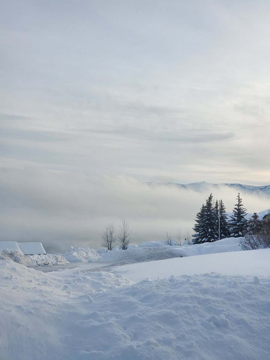 StillTr49987518's tweet photo. #Mountainsnow and #lakefog. https://t.co/ekr6wrJOOv