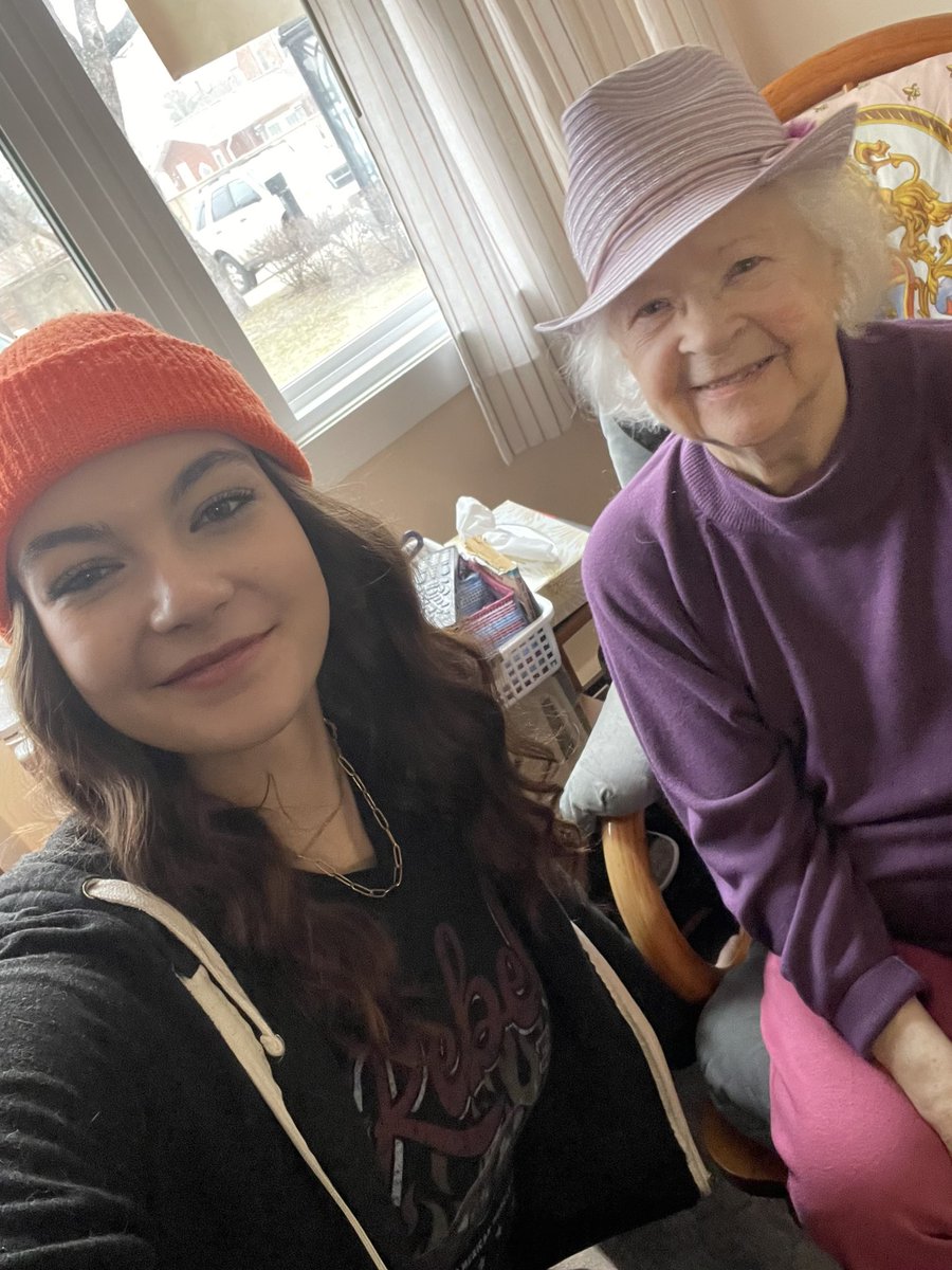 KOLcharmer's tweet image. #thisis95 #thisis19
Thanks to Covid times….It’s been 3 years since they have seen each other ❤️ She perks up with each visit.  Still tired and coughing (you can’t tell here)