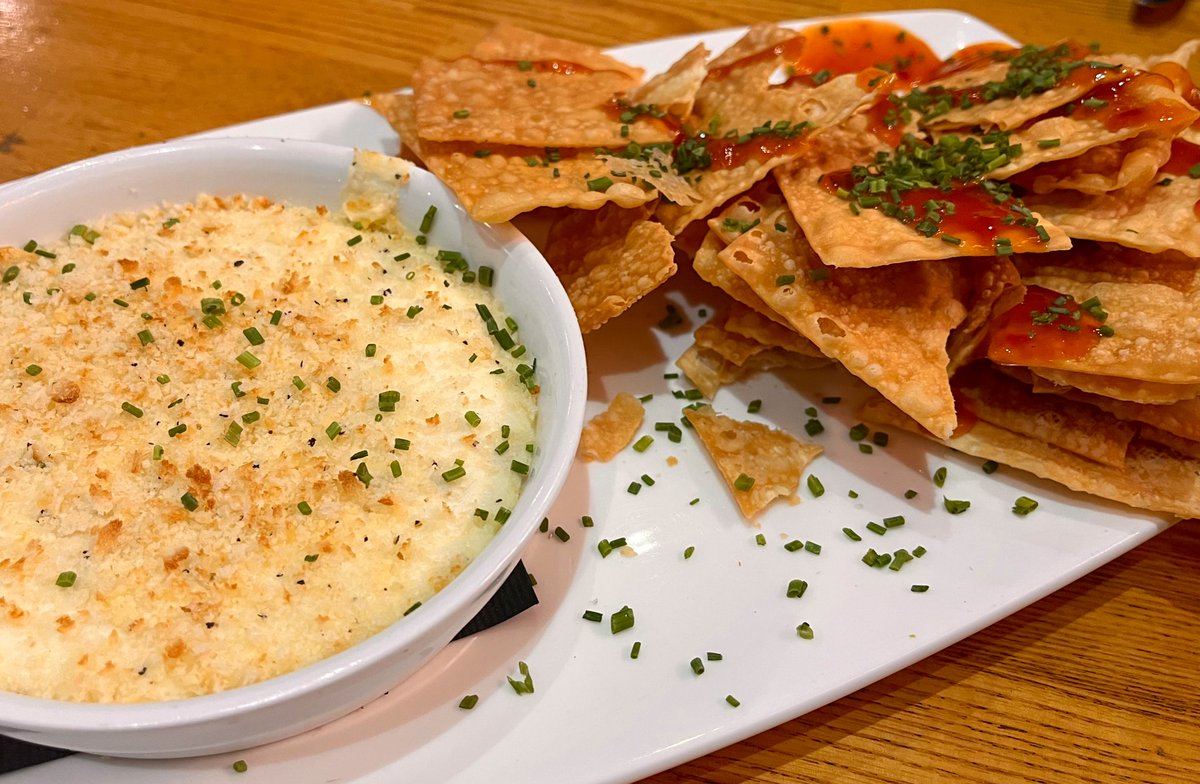 10mark010's tweet photo. Appetizers at #TheCowfish @UniversalORL 🐠 The Cowfish Cooler (gin, midori, pineapple, lime & matcha) w/ a Creamy Crab Rangoon Dip to snack on… 🦀🥟 https://t.co/xfdGAD7F5x