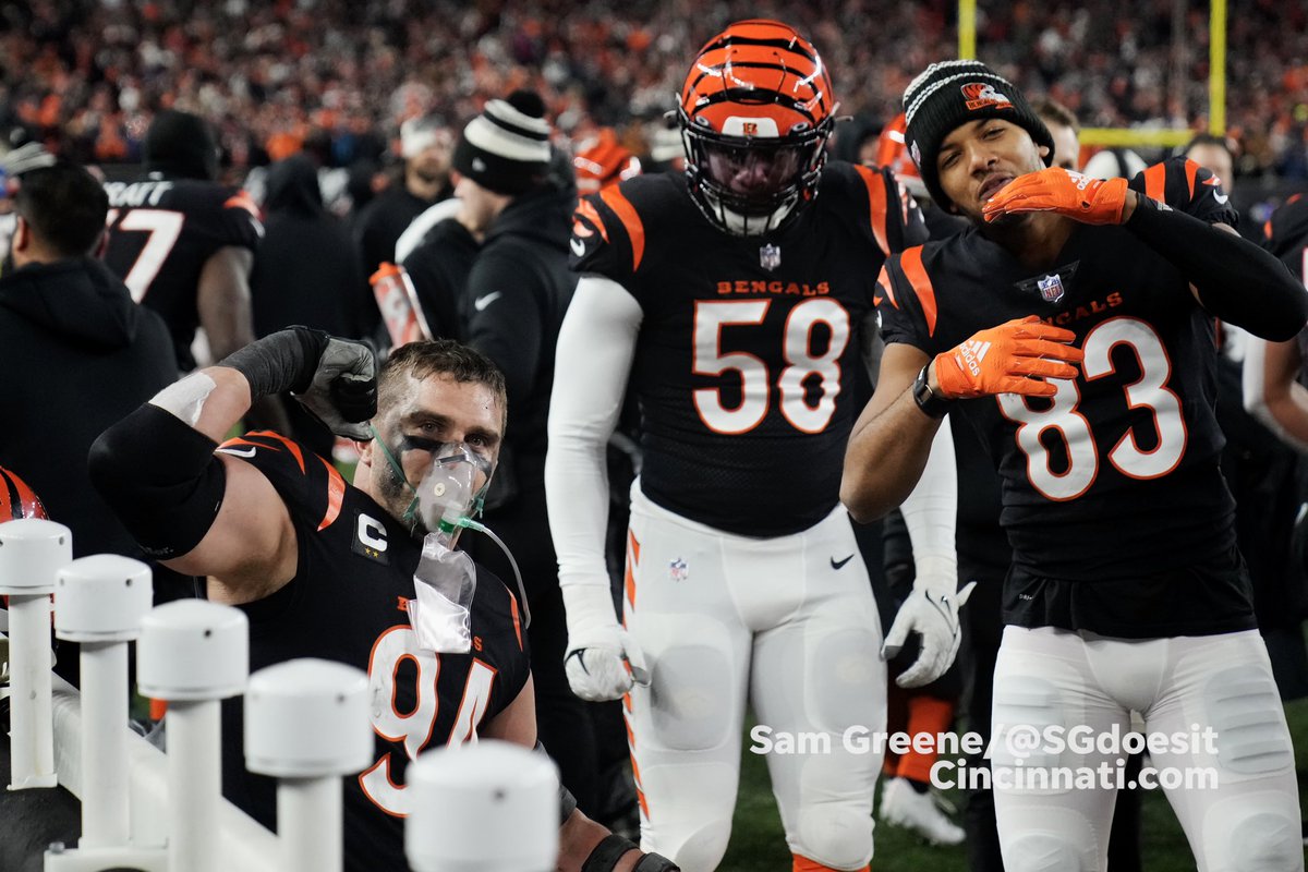 SGdoesit's tweet photo. Big man gotta eat, big man gotta breathe. Sam Hubbard runs back the go ahead TD. https://t.co/VVdRdCUkBA