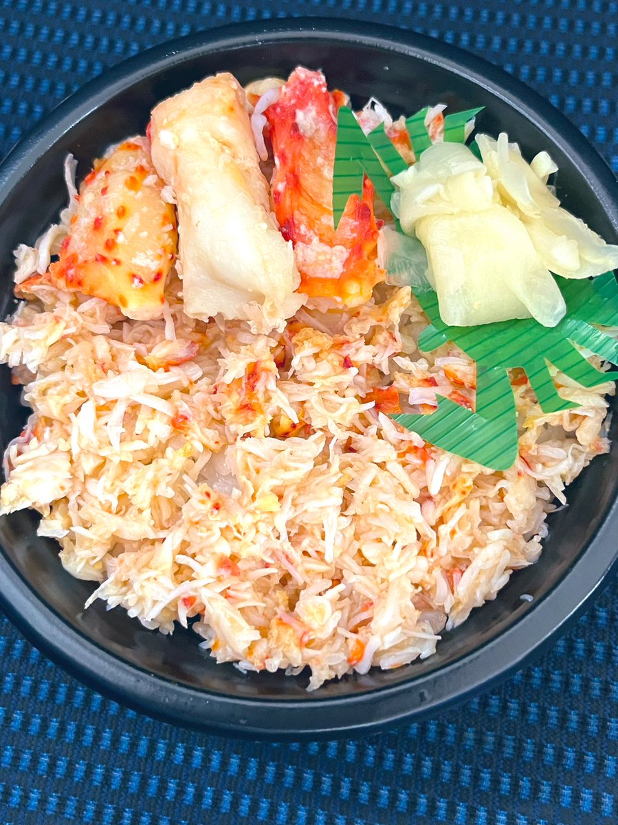chocomint_glow's tweet photo. 「根室花咲丼」
どんぶり選手権からまずはカニ！
毎回肉！肉！と肉ばかりなので今年はカニ！！カニうまーーーーい！！！！
バランが可愛いカニさんになってて感動…
 #ふるさと祭り東京2023 https://t.co/xLYD1YlZYr