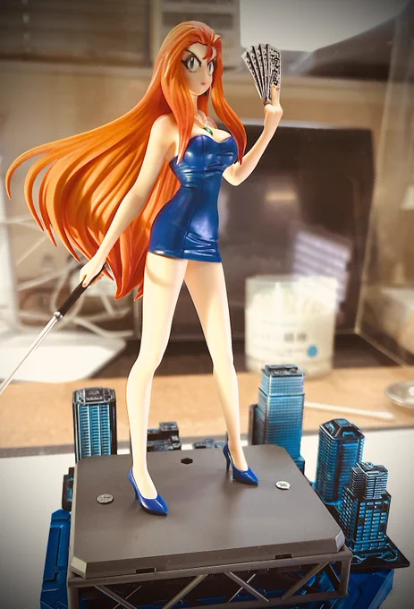 ウチの美神さんにビネットお立ち台作って差し上げた。摩天楼が足元にあって、時代がなんだかよくわからない並びに。 