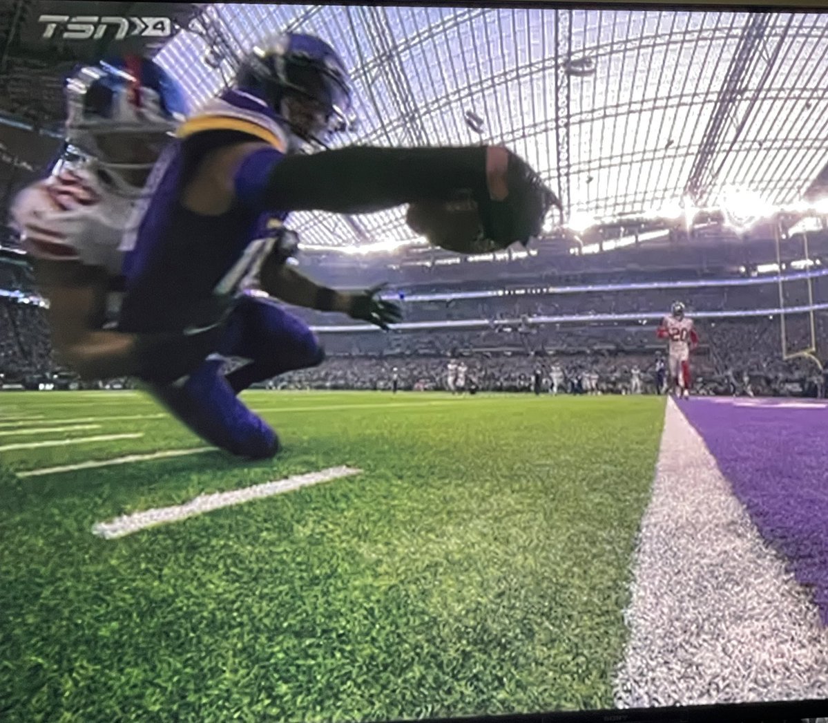 br_betting's tweet photo. THE ABSOLUTE. WORST. BEAT. EVER. 😭

$1 MILLION off a $43.10 bet… Justin Jefferson First TD was the only leg that didn't hit. THIS. CLOSE.

(via @Vincenz0Brien @FDSportsbook) https://t.co/SQRv5xjZGx