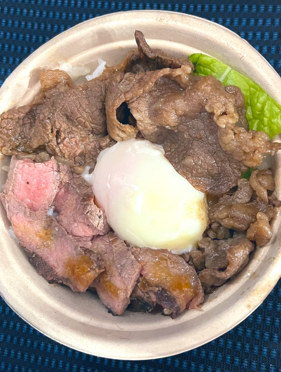 chocomint_glow's tweet photo. 究極の山形牛の奏「焼きすきステーキ丼」

どんぶり選手権、二つ目はやっぱり肉！
うま！！全国の美味しいものが色々食べれるってのに結局気付くと東北のもの食べちゃってるんだよね笑
 #ふるさと祭り東京 https://t.co/XKAka1ZDct