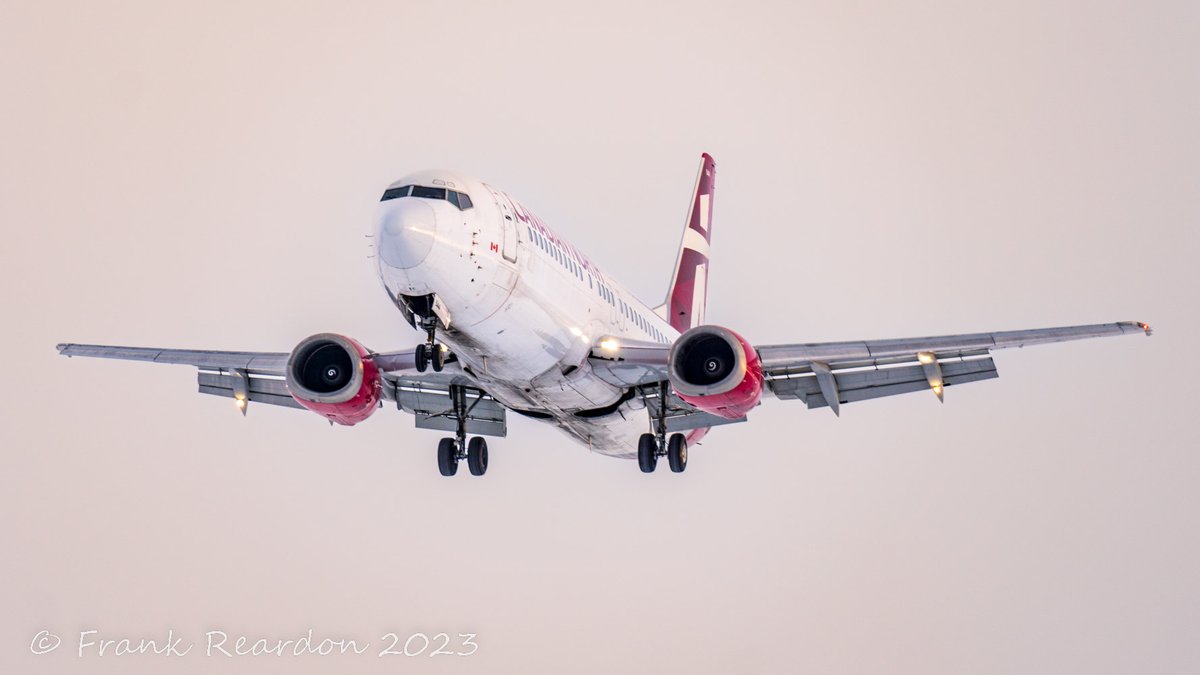 FrankReardon1's tweet photo. Landing on runway 34 in #Iqaluit #Nunavut a #B734 by @CanadianNorth JAN.15.2023 #YFBSpotters https://t.co/17ppj3Pqus