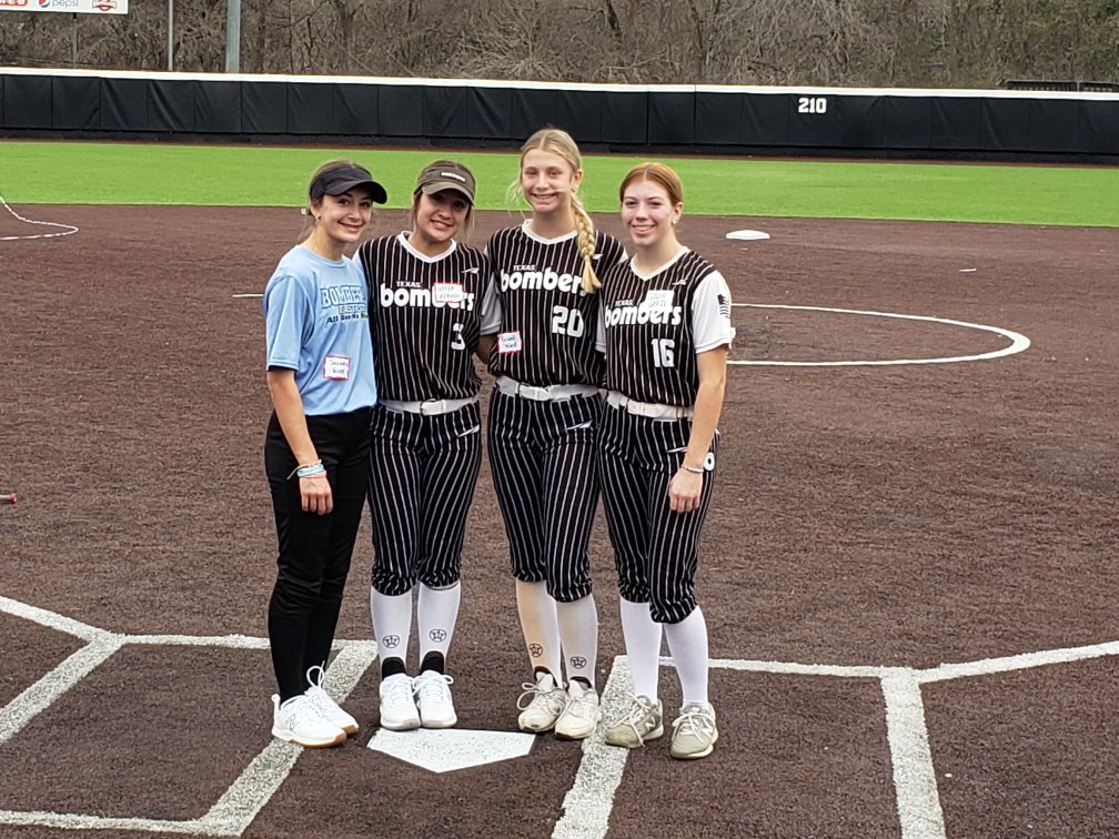 ZowieG11's tweet photo. Had a great time at the @UIWSoftball camp today. Always enjoy spending time with these coaches and learning from @hunter_bunch10 @deanofsoftball5 @robynleightonn  @IHartFastpitch @BombersCtxWard https://t.co/9jvr258SqD