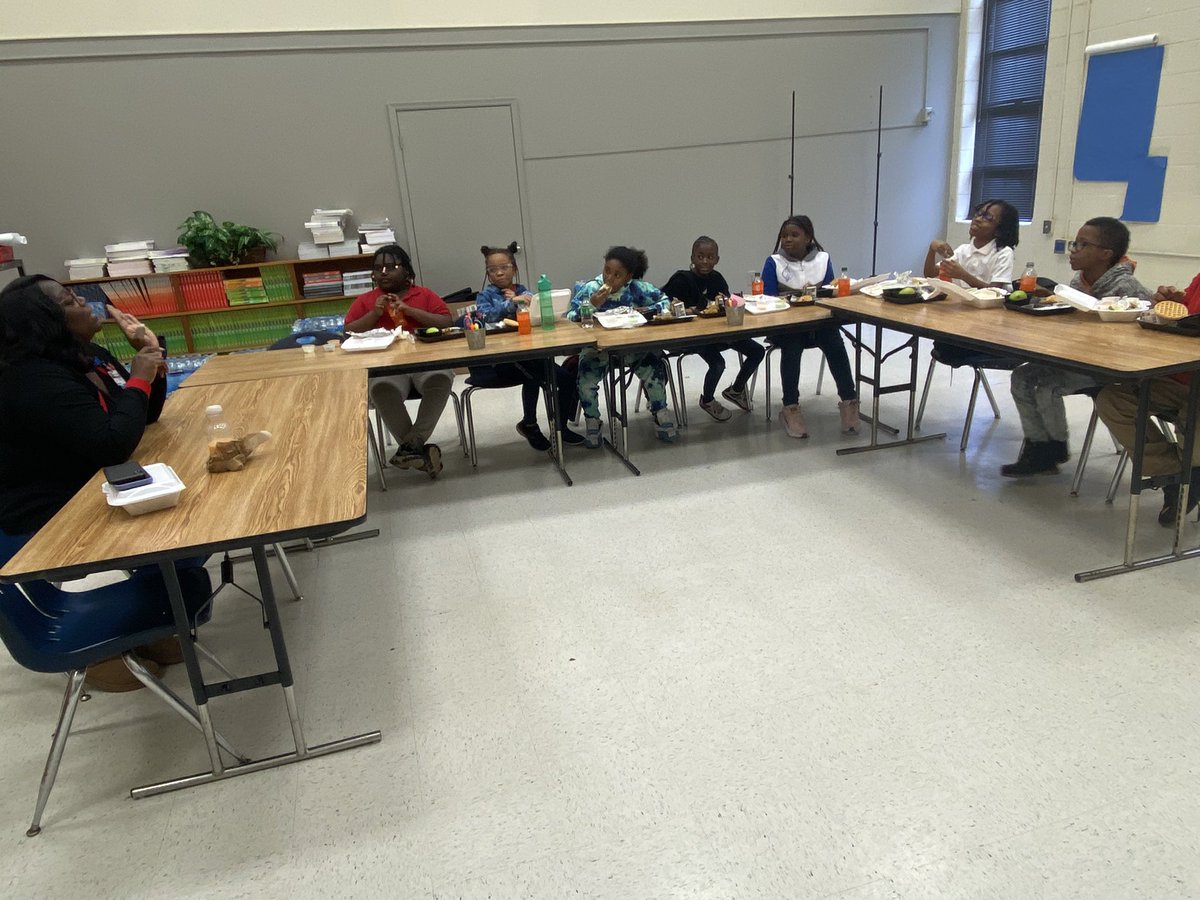 DrKelly11's tweet photo. Lunch with the Proud Principal @DrCharCovington of @stonemountainES is always a blast. These 4th grade scholars had a lot to “Taco-bout” while they enjoyed delicious tacos from the Elsol Taco truck. @DeKalbSchools #movingthemountain #studentinput @DCSDRegion4 @DrNormanCSauce3 https://t.co/mv8GMBsgP8