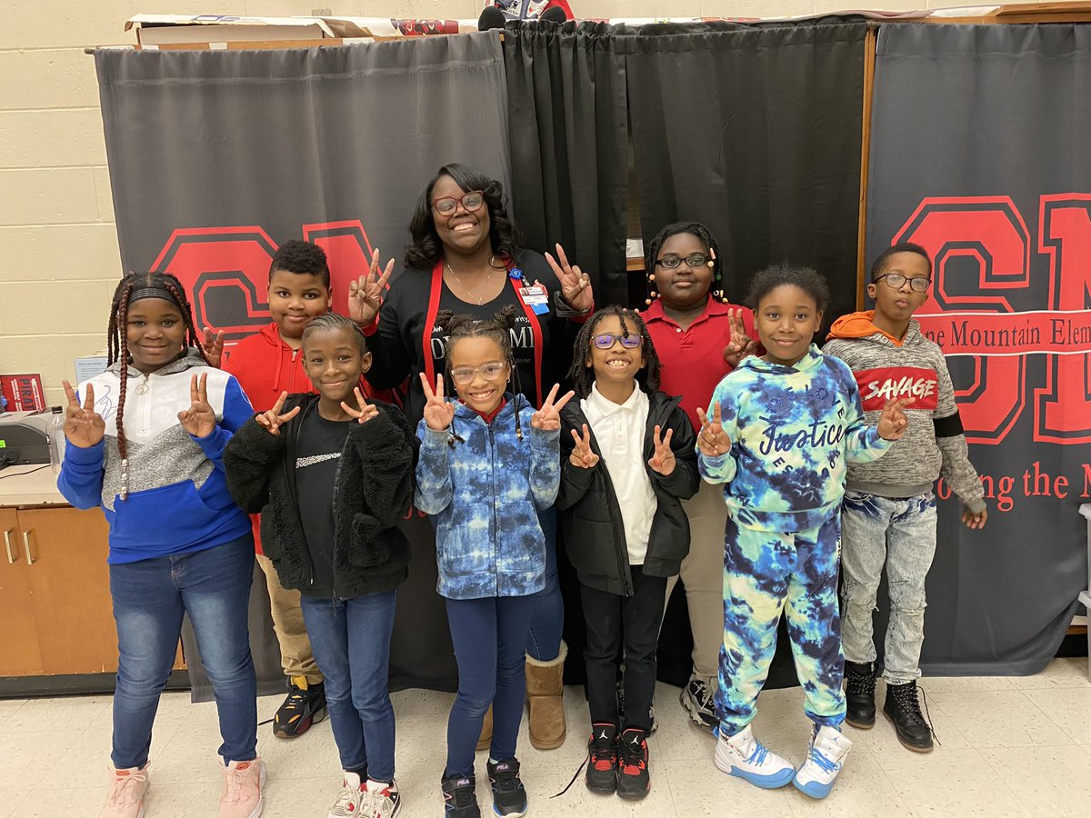 DrKelly11's tweet photo. Lunch with the Proud Principal @DrCharCovington of @stonemountainES is always a blast. These 4th grade scholars had a lot to “Taco-bout” while they enjoyed delicious tacos from the Elsol Taco truck. @DeKalbSchools #movingthemountain #studentinput @DCSDRegion4 @DrNormanCSauce3 https://t.co/mv8GMBsgP8