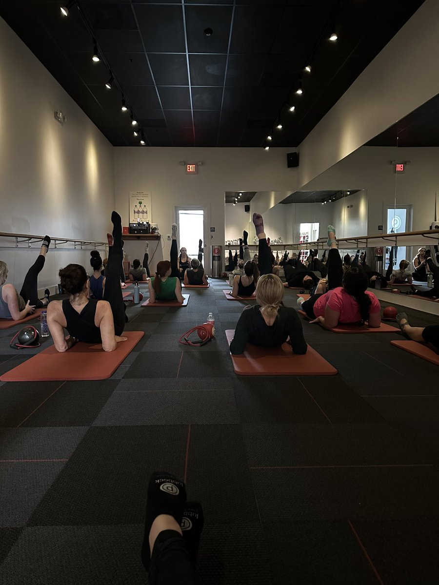 POV you’re surrounded by badass people who are working on being the best version of themselves. #purebarre #purebarrenorthhollywood #northhollywood #losangeles