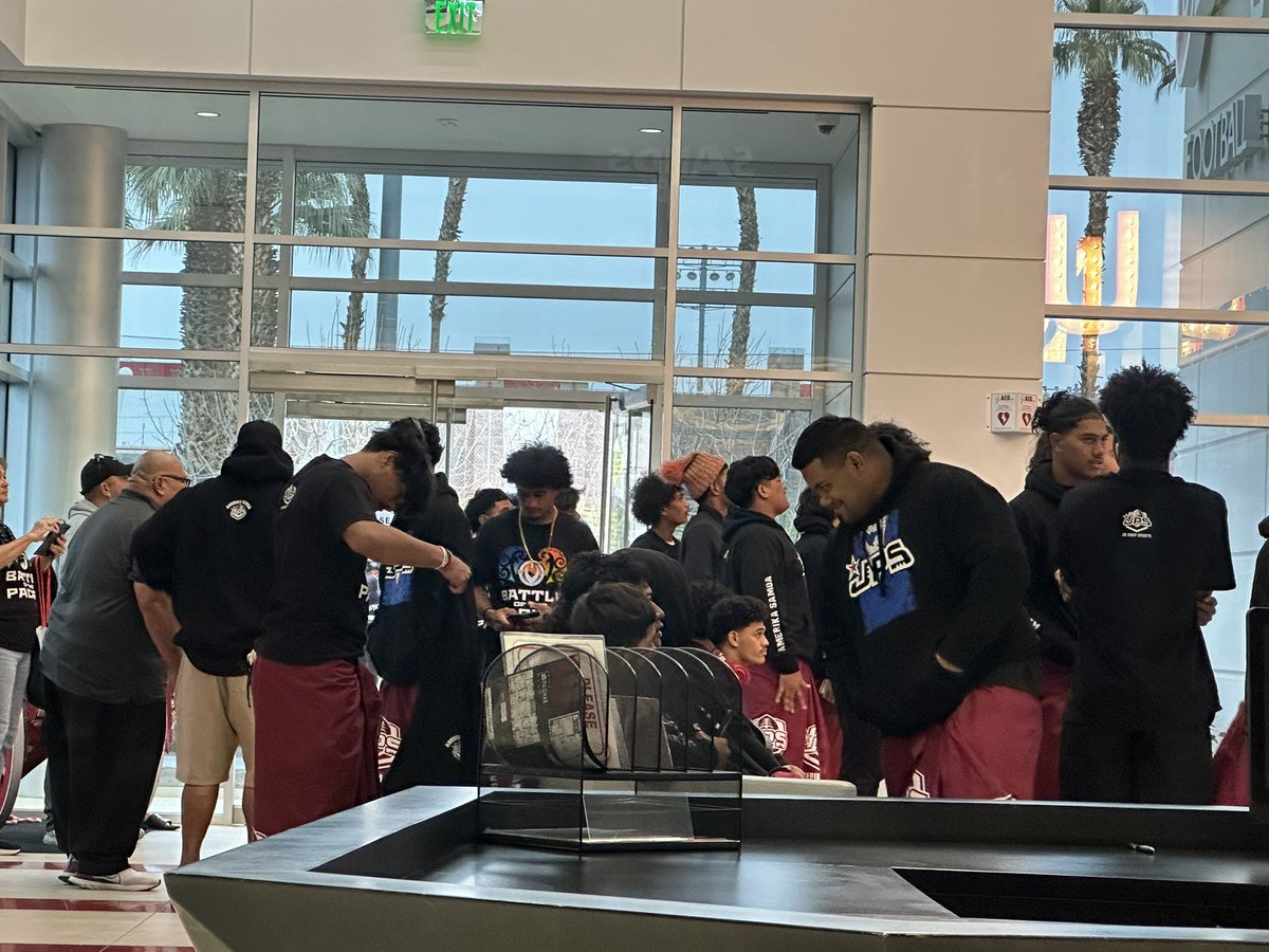 RaymondMaae's tweet photo. Team Japan &amp; Team Amerika Samoa High School All Stars Touring UNLV Football. #jpsfootball #jrprepsports #pfc7 #paradisefootbballclassic #unlvfb #rebels https://t.co/C4lFE9zMra