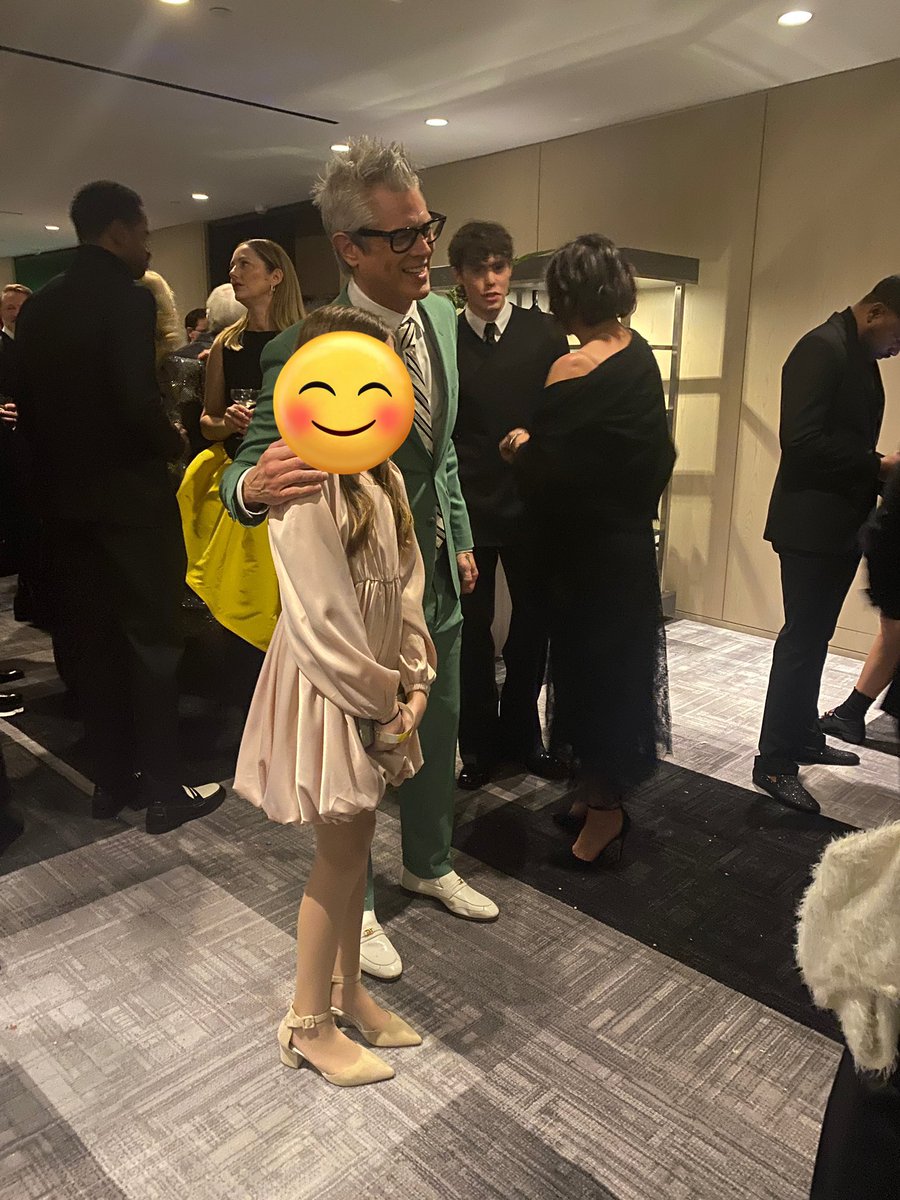 Johnny Knoxville with a small fan at the Critics Choice Awards 2023, posted by <a href="/Beccamford/">Rebecca Ford</a> on twitter.
