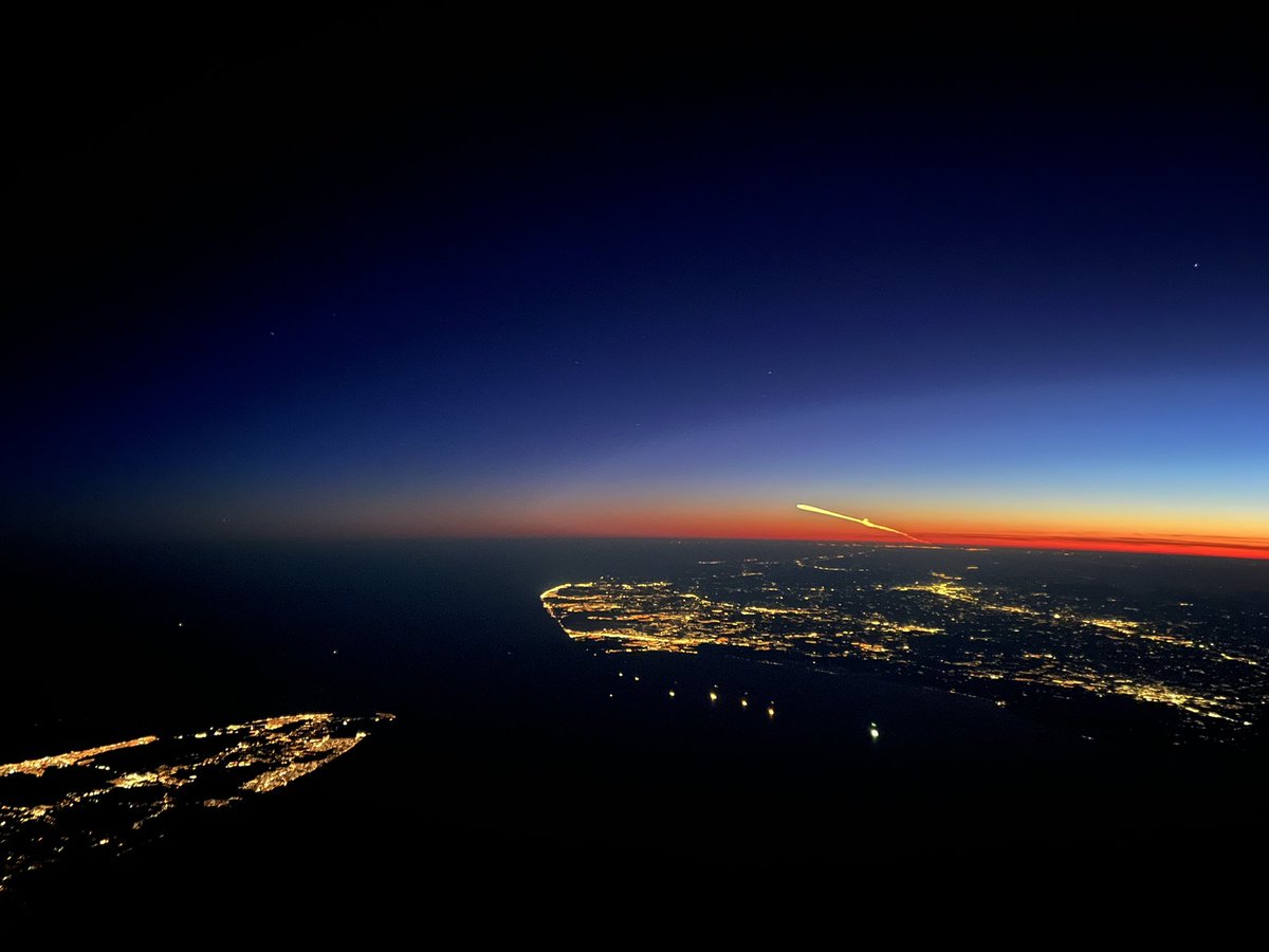 DT_britain's tweet photo. @kclepley From 41000’ over NYC .. amazing https://t.co/qjTQcwqCVM