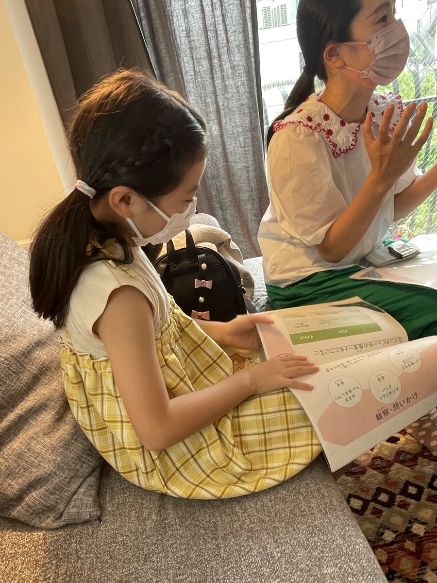 sumida_startup's tweet photo. みい新聞会社の初めての活動はライターさんのお宅へ訪問しての取材でした！
初めての取材でみいちゃんは緊張していましたが、ライターさんはとてもやさしく、文章や新聞の書き方について教えて下さいました！
#スタプロ2022
#墨田区 #tanQ #iU https://t.co/FRg4YgYi6F