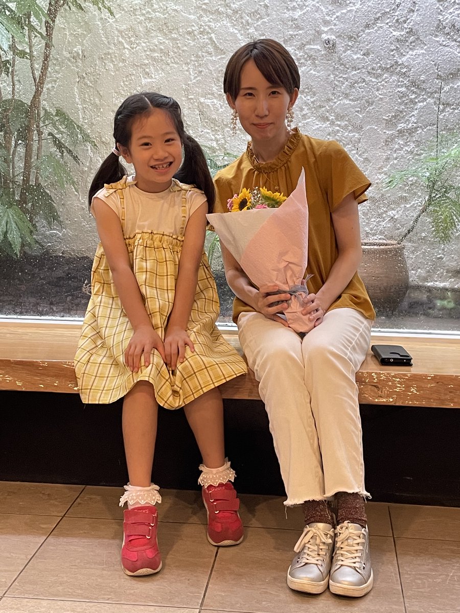 sumida_startup's tweet photo. みい新聞会社の初めての活動はライターさんのお宅へ訪問しての取材でした！
初めての取材でみいちゃんは緊張していましたが、ライターさんはとてもやさしく、文章や新聞の書き方について教えて下さいました！
#スタプロ2022
#墨田区 #tanQ #iU https://t.co/FRg4YgYi6F