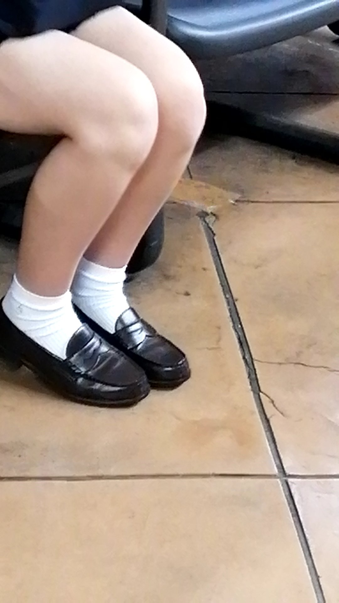 JK カバコソックス 今日、素敵な脚🦵を持ったＪＫに遭遇♥️。 ３枚目と４枚目は白ソックス で２枚目は紺ハイをルーズにしたやつで、１枚目はチャコールグレーのクルーソックス😍。 もう〜食べてみたい脚🦵４つ。 特に２枚目と３枚目のＪＫ ...