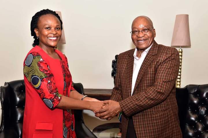 SimphiweTwala15's tweet image. MORNING TALK WITH: @SimphiweTwala15 @PublicProtector @AdvMkhwebane 

Now I understand why Mkhwebane is fighting in parliamentary impeachment enquiry. First PP to be subjected in the enquiry. She started her career on a wrong note by meeting @PresJGZuma in a secret place.