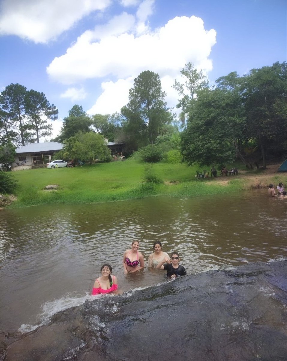 LeguizamonMarta's tweet photo. El arroyo en Piribebuy 😍con los sobrinos.
En la chuchi de piri. 
🌞 https://t.co/YZJM6Sd9d7