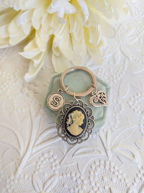 PapillionEra's tweet photo. Cameo key chain, Victorian cameo pendant key https://t.co/Wb8glpHPQV #cameokeychain #keychaingift #personalizedgift #keys #keyfobforher @etsymktgtool https://t.co/9YunoG8u8A