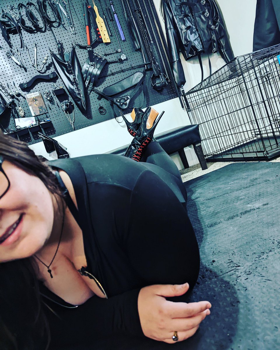MayeAndZ's tweet photo. Come on in…. 😈 

#femmedomme #bdsmdungeon #femalesupremecy #femaledommebdsm #bootslave #bootworshipping https://t.co/Oq28FdIk0m