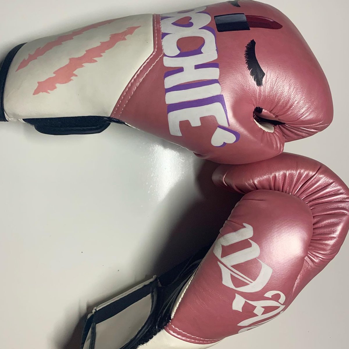 HitByMar's tweet photo. Custom boxing gloves 🥊 #AngelusDirect #AngelusPaint #custom #handpainted https://t.co/BKpqIClYku