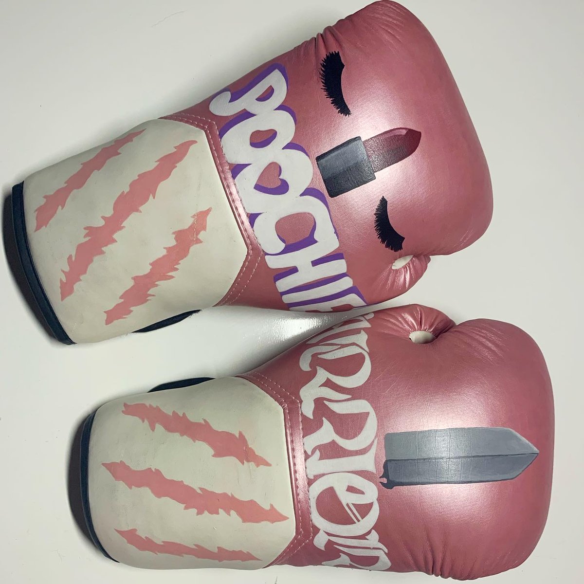 HitByMar's tweet photo. Custom boxing gloves 🥊 #AngelusDirect #AngelusPaint #custom #handpainted https://t.co/BKpqIClYku