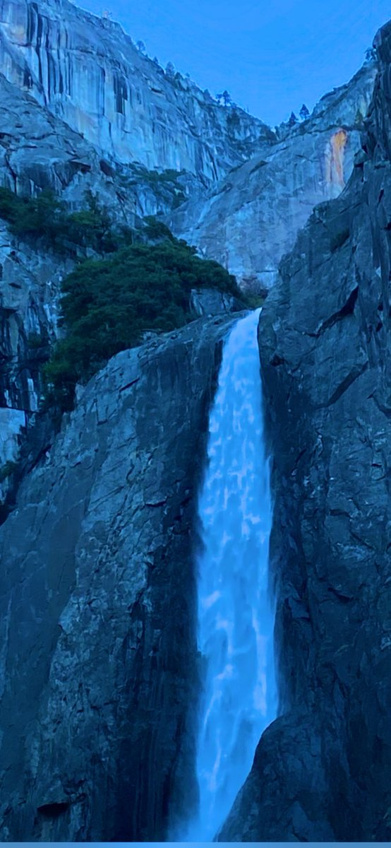 kirattara's tweet photo. The beauty of nature is like a waterfall cascading from the sky, taking away all worries and calming the soul.😊

 #waterfall #peaceofmind #relaxing #Yesomitefall https://t.co/IRQ10Hx5Ye