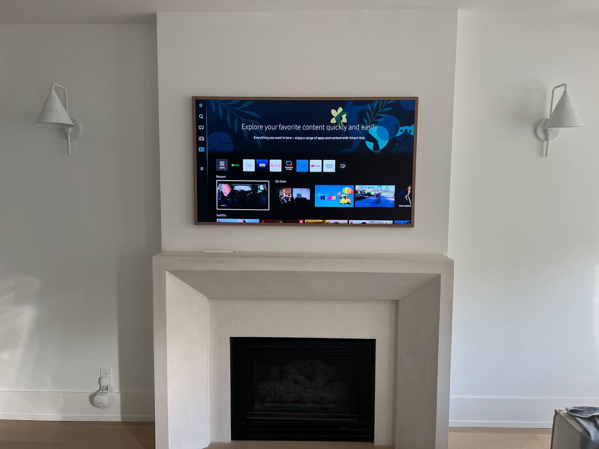LeslievilleGeek's tweet photo. How to install the Samsung one connect box behind the TV? 

Samsung one connect box can be buried in the wall behind the tv in the following method done my Matthew@leslievillegeeks
#samsungframe #oneconnectbox https://t.co/baVS9Q5Tht