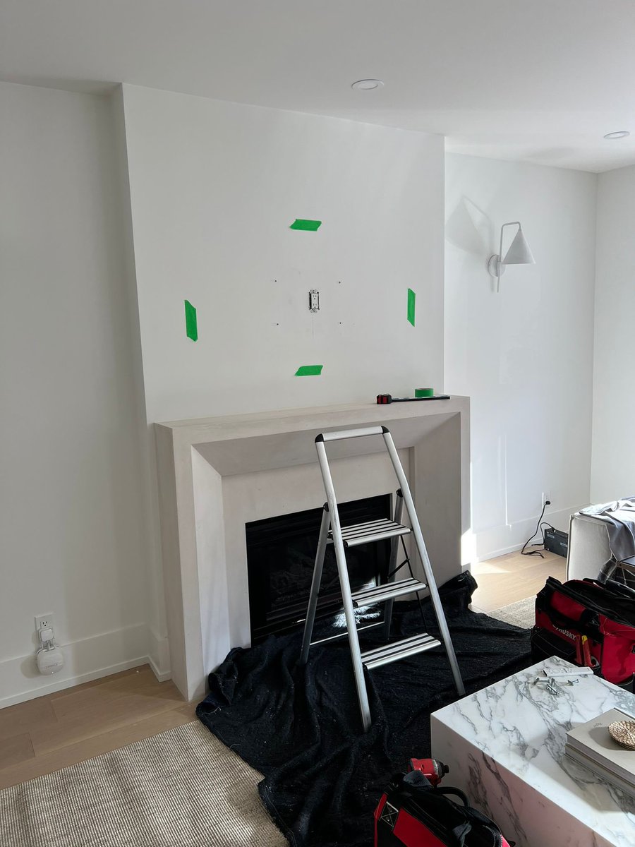 LeslievilleGeek's tweet photo. How to install the Samsung one connect box behind the TV? 

Samsung one connect box can be buried in the wall behind the tv in the following method done my Matthew@leslievillegeeks
#samsungframe #oneconnectbox https://t.co/baVS9Q5Tht