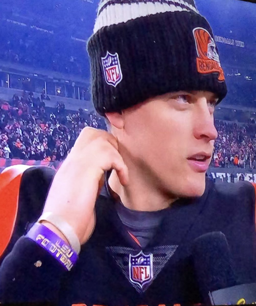 PaulMedica's tweet photo. Don’t see anything Ohio state related on his wrist. Discussion over. #ForeverLSU https://t.co/XfEn6J53I2