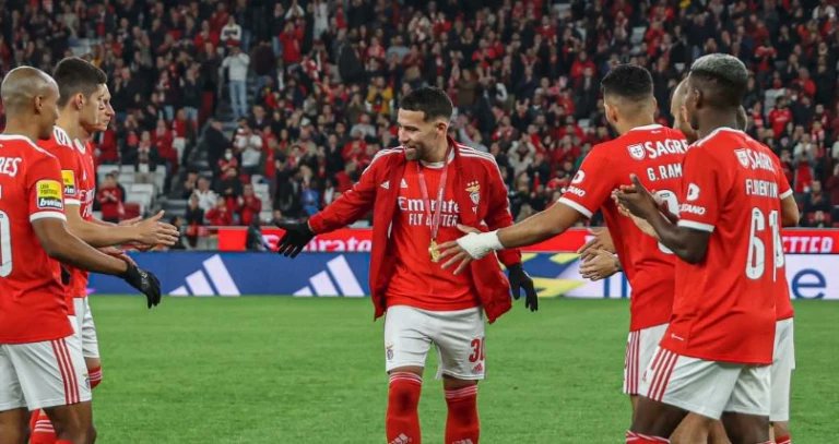 MinutoD's tweet photo. Así homenajearon. A @enzofernandez0k y @Notamendi30 en el @benfica https://t.co/8ZNodCevmf
