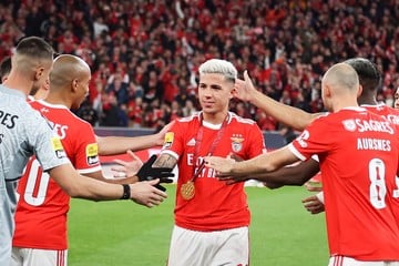 Así homenajearon. A @enzofernandez0k y <a href="/Notamendi30/">Nicolas Otamendi</a> en el <a href="/benfica/">Lucas Rodrigo</a>