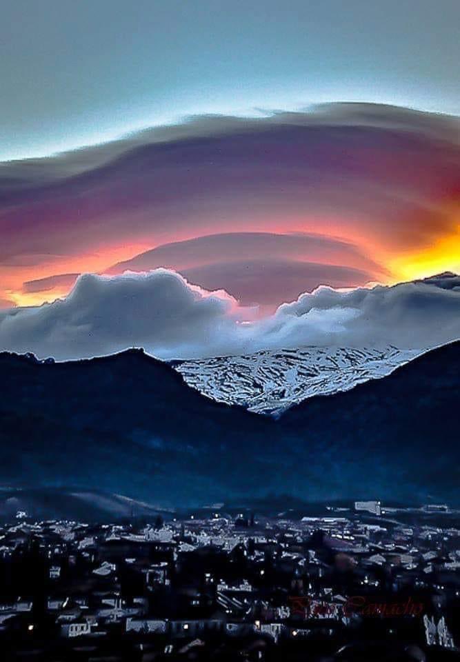 NATURALEZAV3's tweet photo. Espectacular cielo
sobre Granada. https://t.co/5K1jD3AwvP