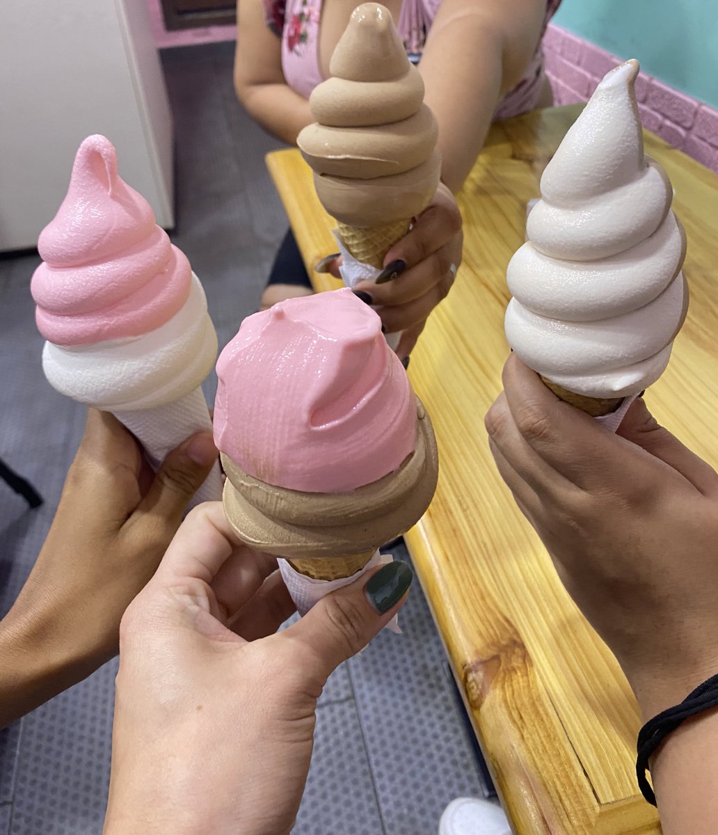 danielaavila__'s tweet photo. Sunday photobomb ✨ -Pensando seriamente que como demasiado helado- https://t.co/ltHXFlC4NL