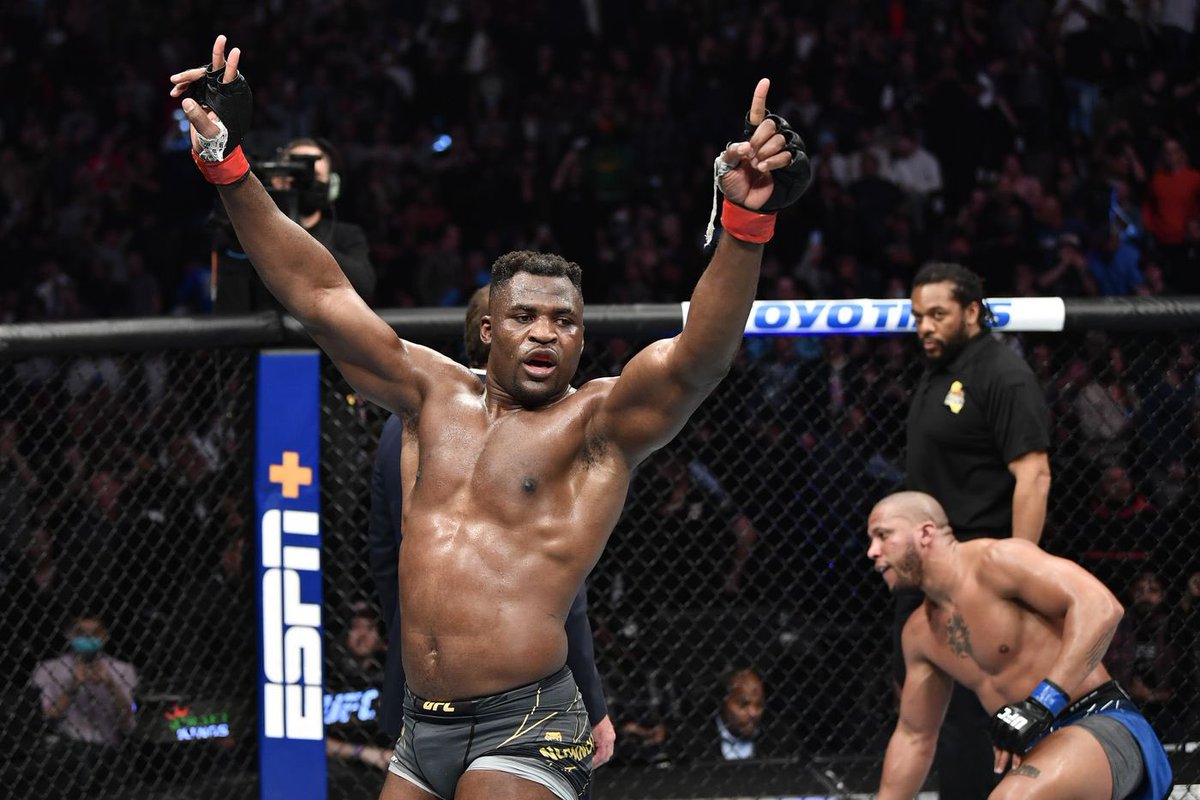 primetimetalktv's tweet photo. UFC really fumbled the baddest man on the planet. Dana got to be sick right now. #smh #ufc #dropthebag ๐ฐ๐คฆโโ๏ธ๐ฏ๐คทโโ๏ธ https://t.co/Y69ecTW4Pe