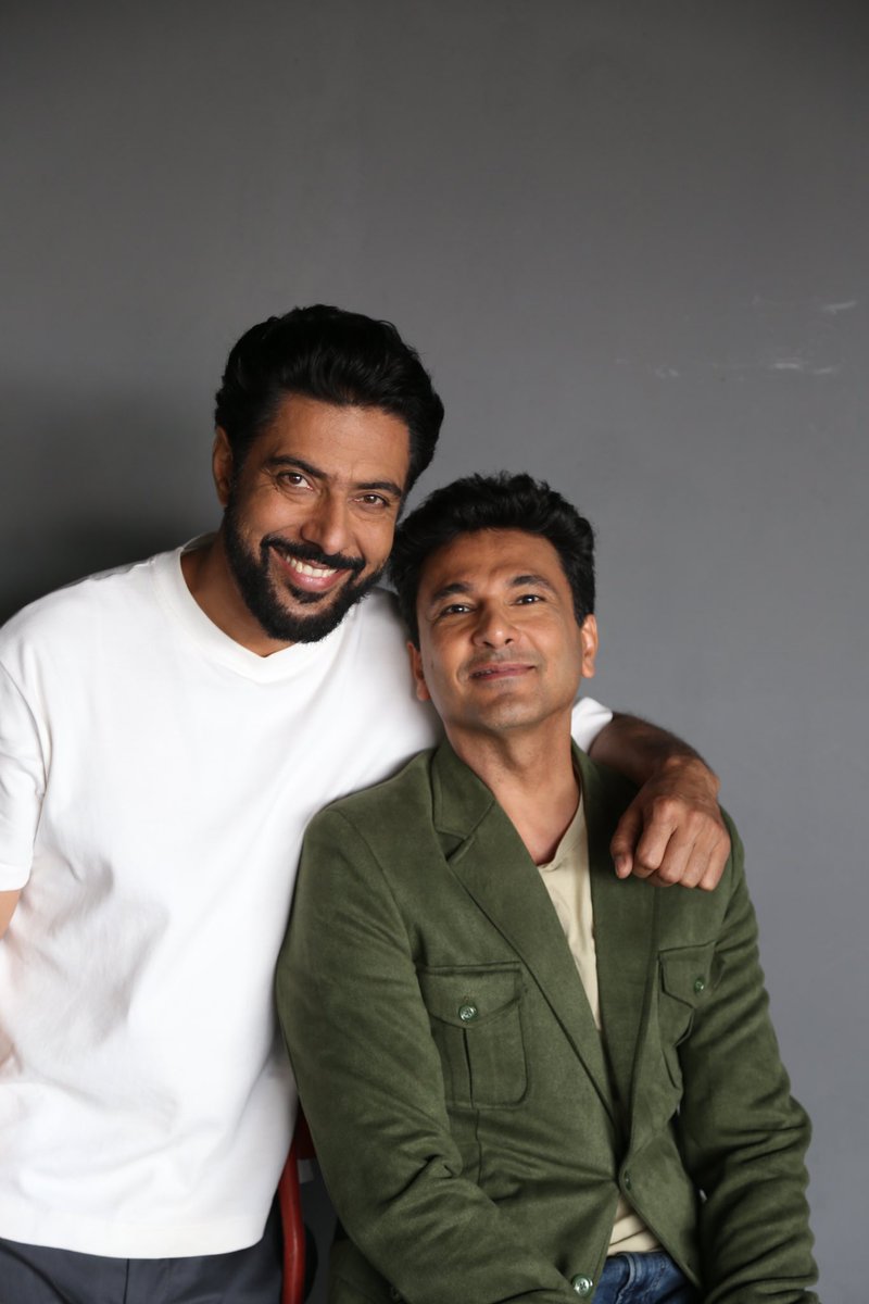 ranveerbrar's tweet photo. Veer te Veer, never a dull moment 😎
This pic's for keeps...
.
.
.
#RanveerBrar #veere #brothersforlife #brothersforever #brotherfromanothermother #happiness #veeresforlife #Brothers #BrothersLove #MondayMood https://t.co/5Ih1xYeGfC