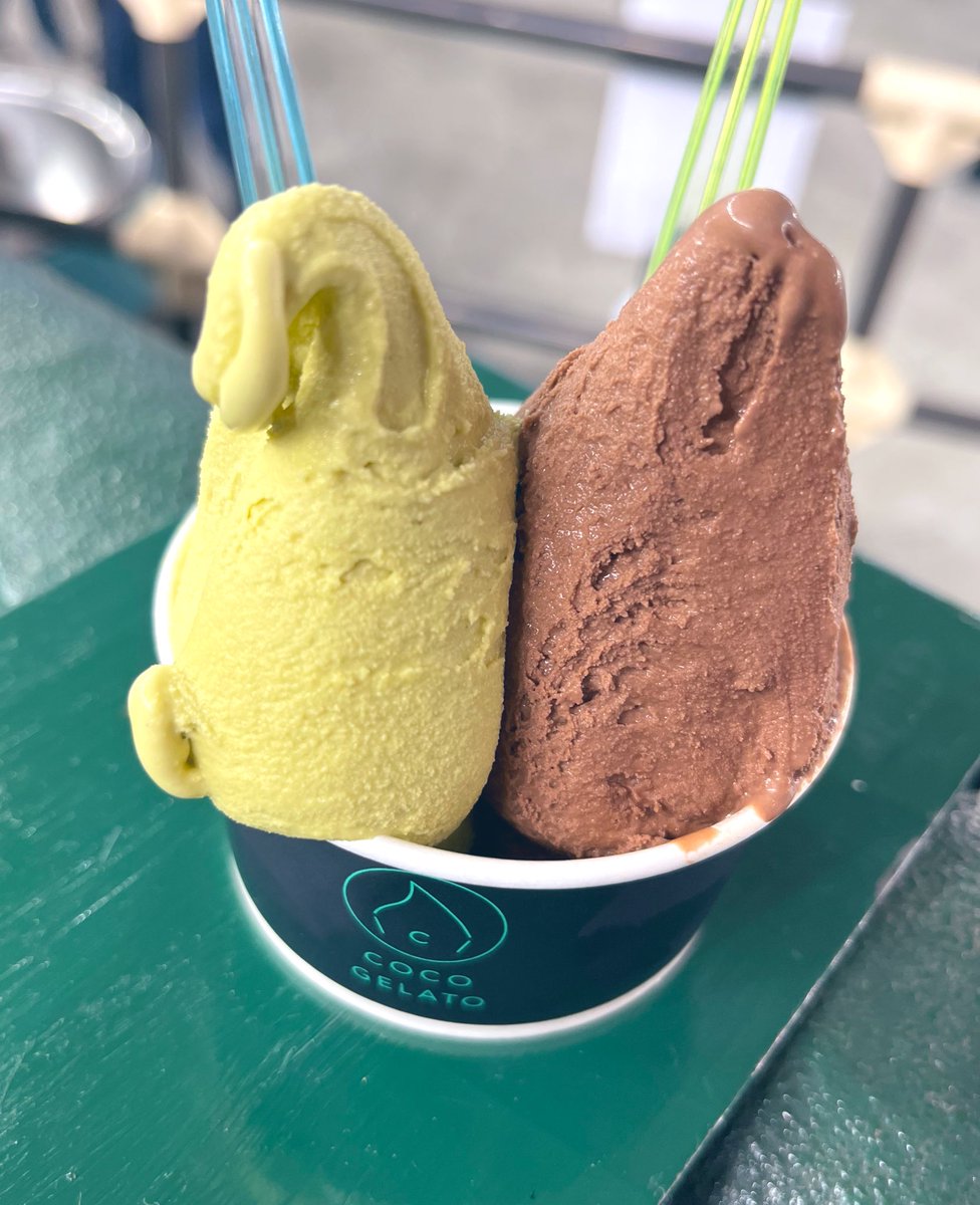 chocomint_glow's tweet photo. 福岡COCO GELATO「プレミアムピスタチオと濃厚チョコレート」

ピスタチオ超濃厚！！美味しい！チョコレートは濃厚だけどさっぱりしてて美味しい✨
甘くて冷たくて溶けるものはカロリーゼロだから安心☺️
 #ふるさと祭り東京2023 https://t.co/lFDWYp1LPi
