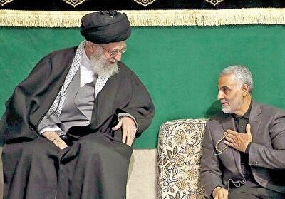 setaremonji's tweet photo. حاج قاسم سلیمانی در حرکت پشت سر ولایت فقیه بی نظ��ر بود و پرچم صراط مستقیم را که بدست مقام معظم رهبری است، به خوبی می شناخت و هیچ وقت یک قدم جلوتر و یک قدم عقب تر از رهبر انقلاب حرکت نمی کرد.
#جانفدا
#رستاخیز_کریمان https://t.co/cA5YgCCOeq