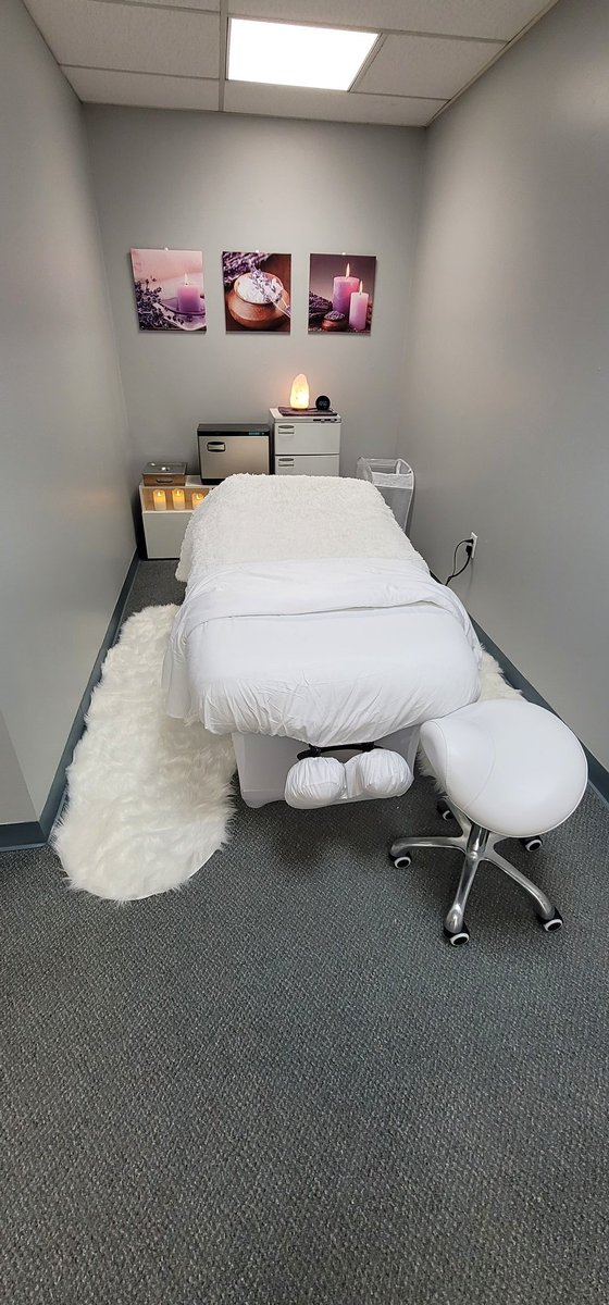Officially my room! After many months of getting the stuff and setting everything up, I made it feel super cozy and modern 😊 * Complementary beverages and goodie bags at the end of each massage *