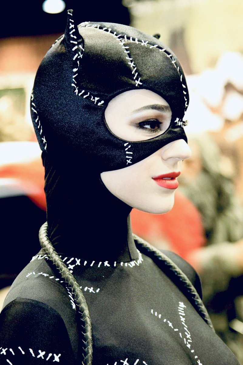 Jeditutor's tweet photo. Catwoman at festival looking for Batman. #DCStudios #dccomics #Catwoman #photooftheday #cosplayergirl #jeditutor https://t.co/OypxoWpgR3