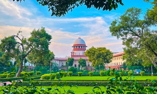 LiveLawIndia's tweet photo. #SupremeCourtofIndia to hear a batch of petitions challenging religious conversion laws in various states.
The matter will be heard by bench led by CJI DY Chandrachud.
#SupremeCourt #SupremeCourtofIndia #conversionlaws #religiousconversion https://t.co/ztepBDWJI0