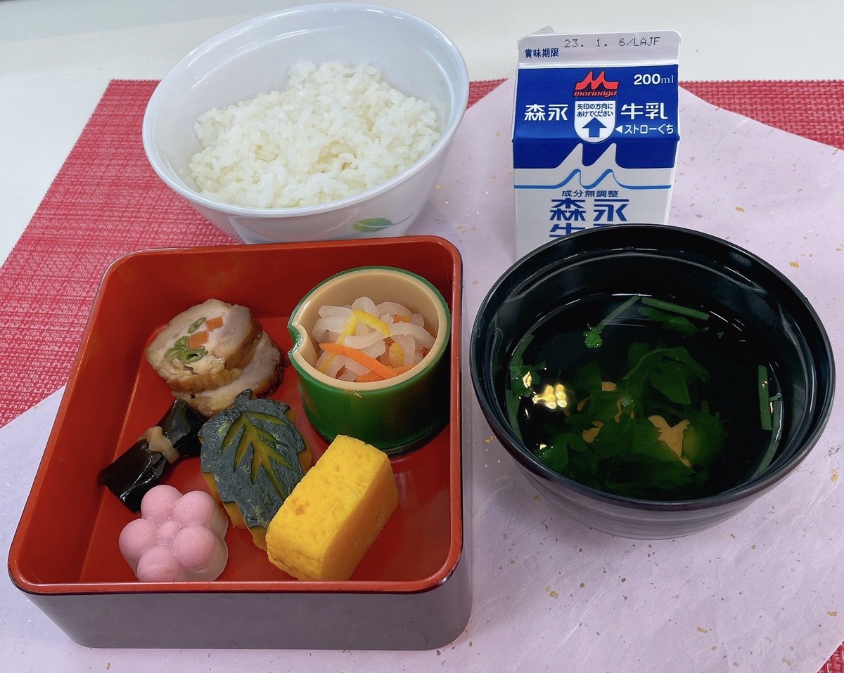 t_s_hp's tweet photo. 2023年1月2日　当院ご入院の患者様に「おせち料理」のイベント食をご提供しました！

≪朝≫
＊ごはん
＊すまし汁
＊おせち(若鶏二色巻き、昆布巻、厚焼き玉子、木の葉南瓜、お花の豆腐、紅白なます)
＊牛乳

≪昼≫
＊ごはん
＊筑前煮
＊冬瓜と海老のうす葛煮
＊菜の花のごま和え
＊生菓子

栄養科 https://t.co/a5xHhoEGhk