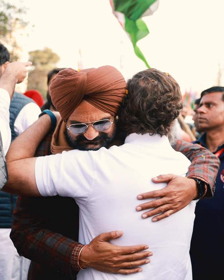 Abhisheks6394's tweet photo. नफ़रत के कारण एक ने अपना बेटा खोया है और एक ने अपना पिता फिर भी निकल पड़े है प्यार का पैगाम लिए ❤️🚩
हिंसा पर मोहब्बत भारी है ❤️
#BharatJodoYatra
#RahulGandhi
#sidumoosewala https://t.co/ifayZVKJ45