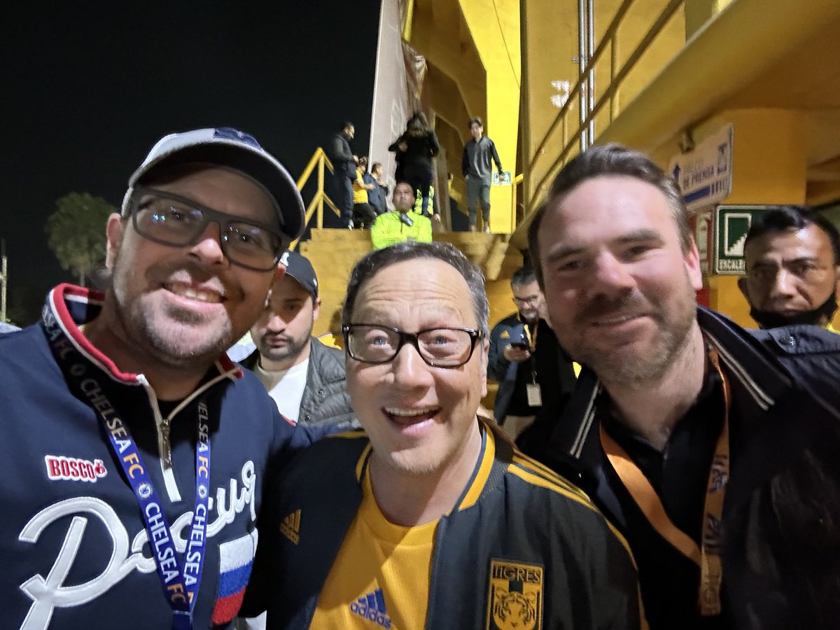 Con <a href="/RobSchneider/">Rob Schneider 🇺🇸</a> en los <a href="/TigresOficial/">Club Tigres 🐯</a>