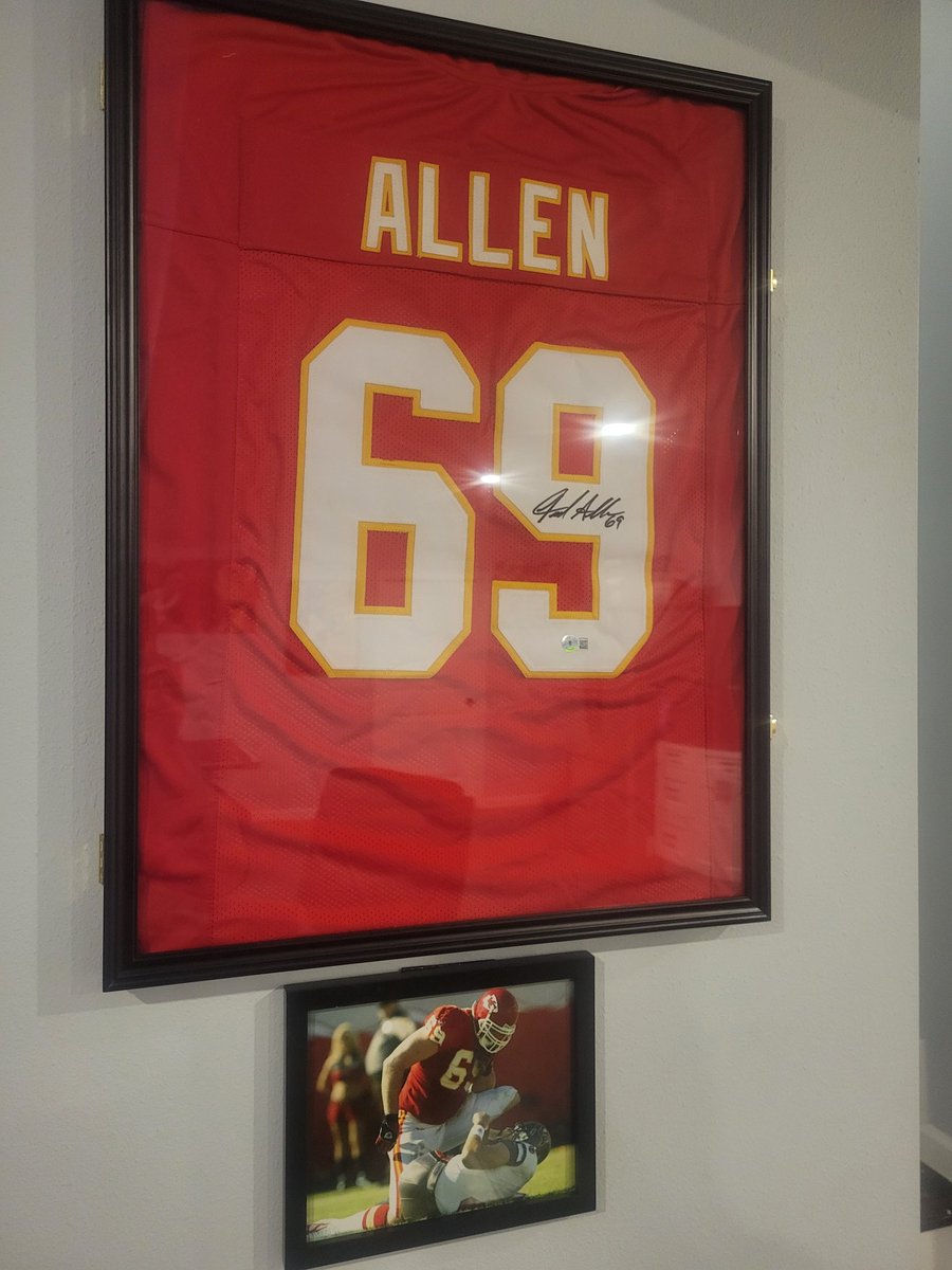 Finally added the final piece to the man cave. Signed jersey of (hopefully) 2023 HOFer @JaredAllen69 . He'll probably go in as a Viking, but the Kingdom will always remember him as a @Chiefs . I can't wait to see him in Canton.
