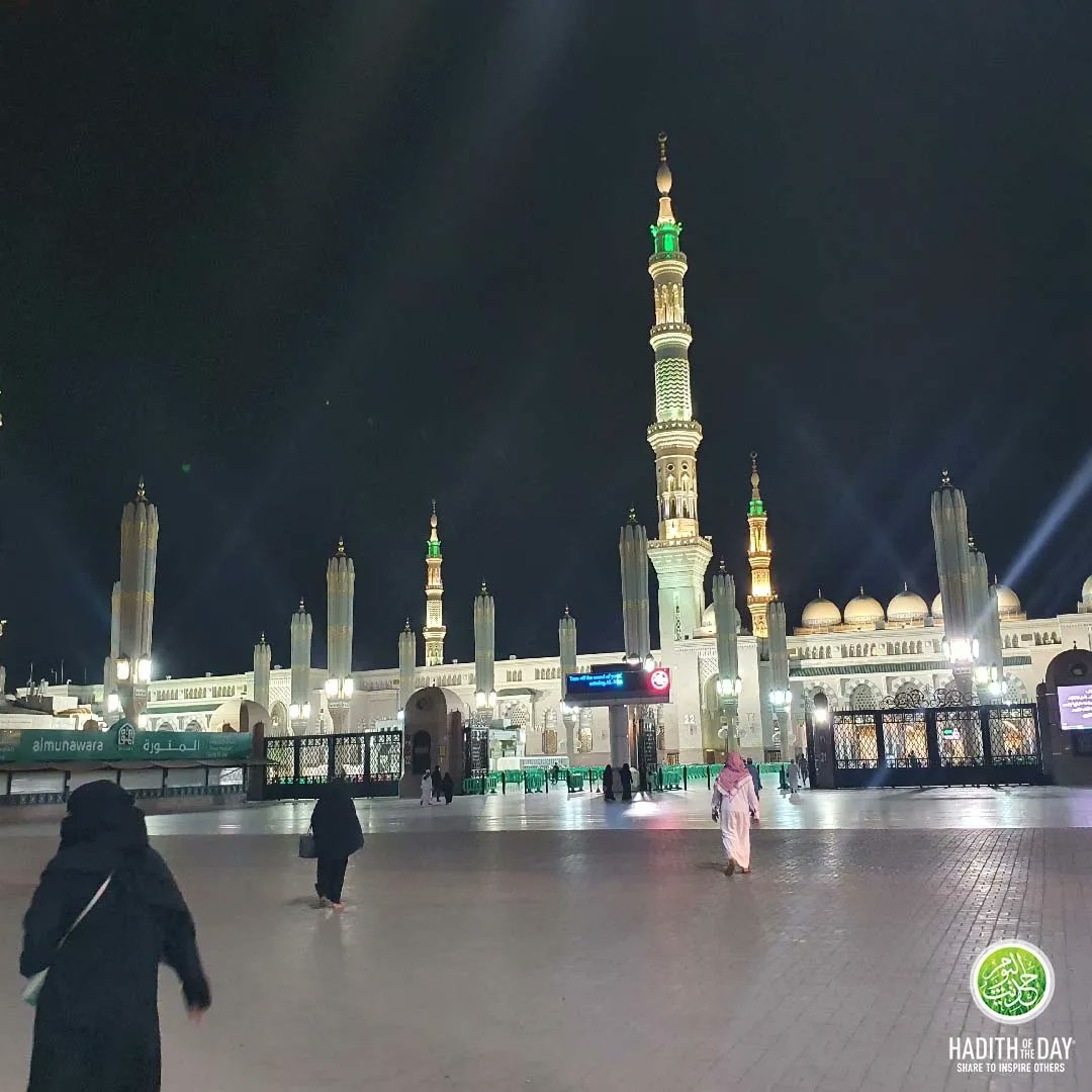 Hadithoftheday's tweet photo. Even at night, they walk with footsteps of light, rushing to praise the Almighty.

Photo: Mudassar https://t.co/an5uPpPmTS